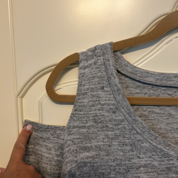 Women’s Heather Gray V-Neck Cold Shoulder Sweater Large - Picture 4 of 6